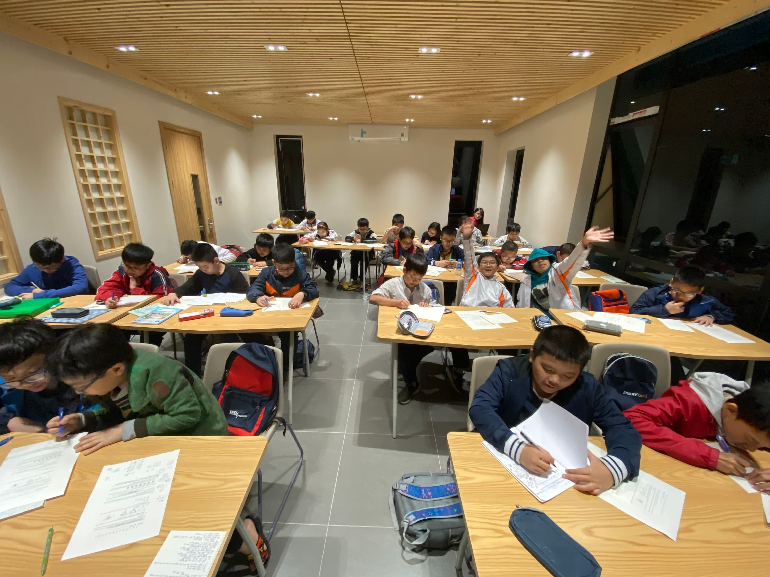 Hình các học sinh đang tiến hành một thí nghiệm vật lý