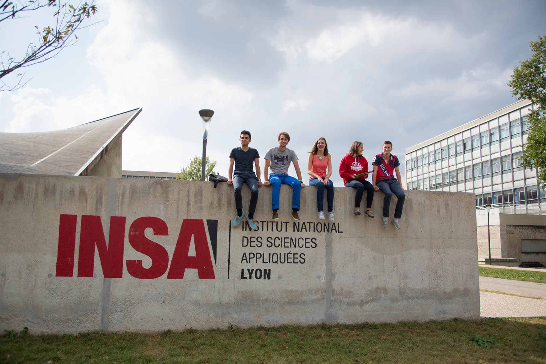 Hình các học sinh đang tiến hành một thí nghiệm vật lý