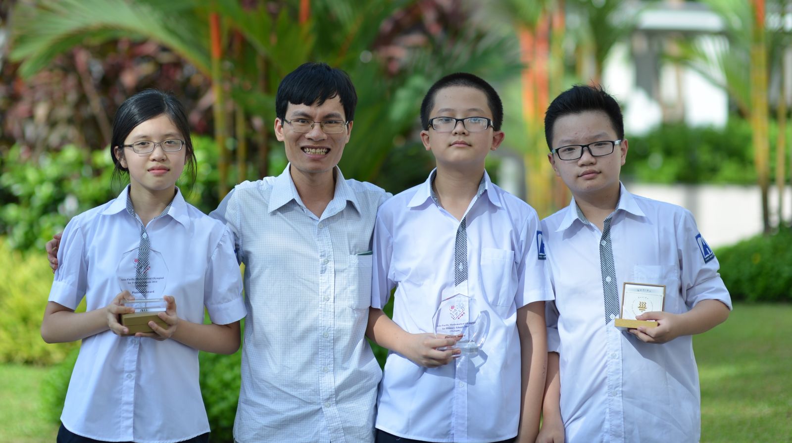 thầy Thuận và các em Hexagonists đạt giải Huy chương Vàng APMOPS 2014 